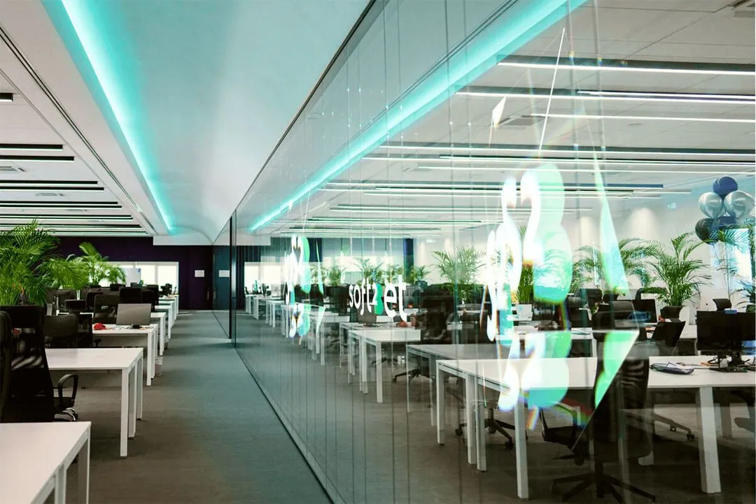 Soft2Bets kontor med öppet landskap och gröna ljuslister